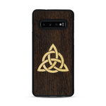 Coque de protection en bois véritable fabriquée en France pour  alliant du chêne fumé et du bambou représentant une triquetra