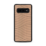 Coque de protection en bois véritable fabriquée en France pour  avec un motif moderne et minimaliste sur le thème waves et wavy représentant les vagues de l'océan