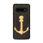 Coque de protection en bois véritable fabriquée en France pour  sur le thème nautique avec un bois clair et un bois foncé représentant une ancre de bateau