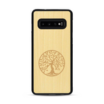 Coque de protection en bois véritable fabriquée en France pour  sur le thème de la spiritualité et du yoga avec une gravure zen représentant un arbre de vie