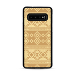 Coque de protection en bois véritable fabriquée en France pour  avec des motifs géométriques s'inspirant des temples aztèques, mayas et incas