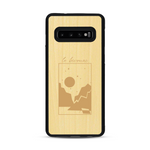 Coque de protection en bois véritable fabriquée en France pour  sur le thème du camping en pleine nature et du bivouac avec la phrase "Aventure is out there"