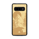 Coque de protection en bois véritable fabriquée en France pour  sur le thème du camping en pleine nature représentant une tente avec un feu de camp entouré de montagnes