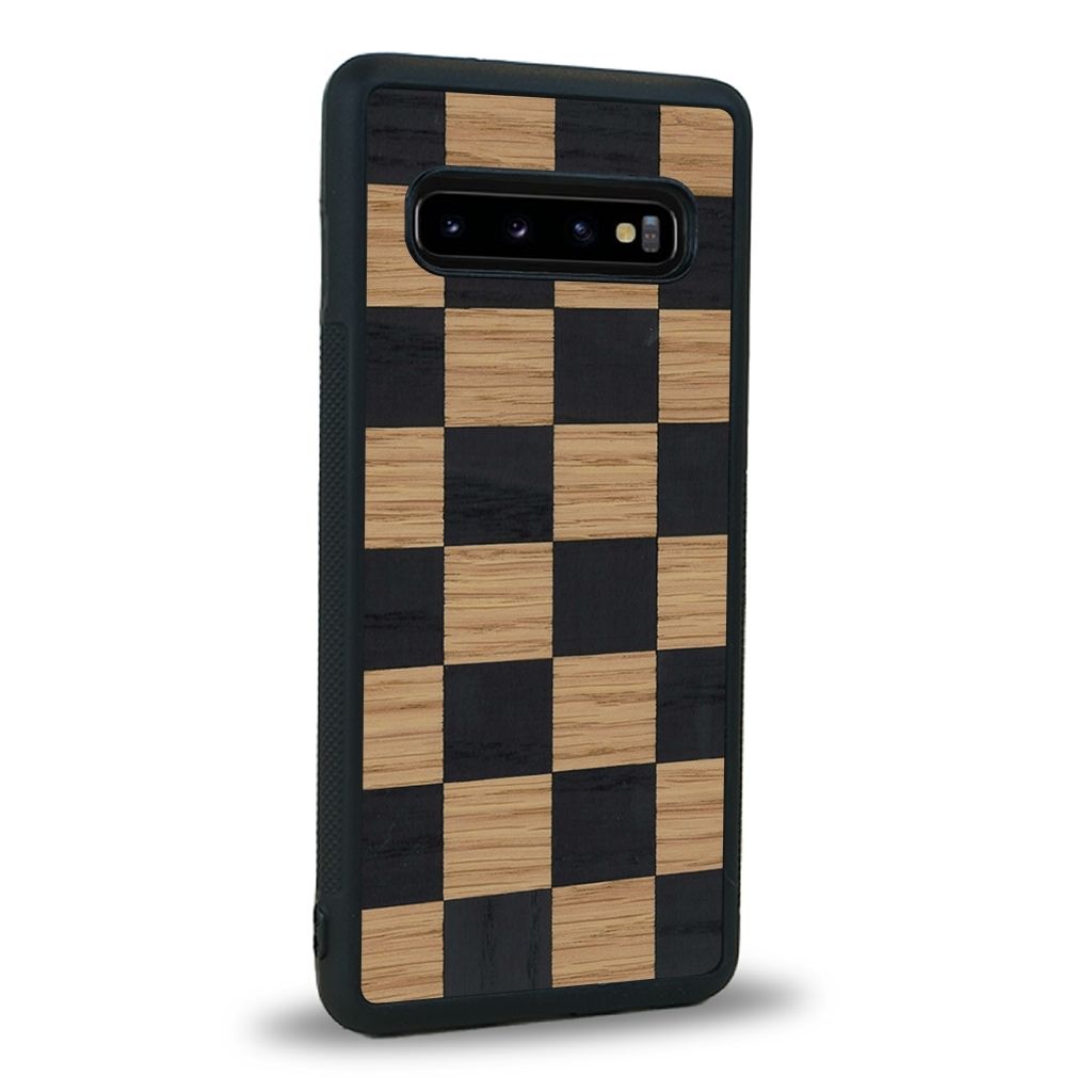 Coque de protection en bois véritable fabriquée en France pour Samsung S10 alliant plusieurs essences de bois pour représenter un damier