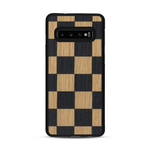 Coque de protection en bois véritable fabriquée en France pour  alliant plusieurs essences de bois pour représenter un damier