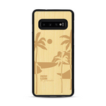 Coque de protection en bois véritable fabriquée en France pour  sur le thème des voyages en vans, vanlife et chill avec une gravure représentant un van vw combi devant le soleil couchant sur une plage avec des vagues