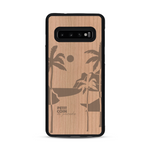 Coque de protection en bois véritable fabriquée en France pour  sur le thème des voyages en vans, vanlife et chill avec une gravure représentant un van vw combi devant le soleil couchant sur une plage avec des vagues