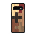 Coque de protection en bois véritable fabriquée en France pour  représentant un puzzle en six pièces qui allie du chêne fumé, du noyer, du bambou, du padouk, du merisier et de l'acajou