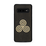 Coque de protection en bois véritable fabriquée en France pour  alliant du chêne fumé et du bambou et doré représentant un triskell