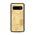 Coque de protection en bois véritable fabriquée en France pour  sur le thème de la randonnée en montagne et de l'aventure avec une gravure représentant une femme de dos face à un paysage de nature