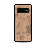 Coque de protection en bois véritable fabriquée en France pour  sur le thème de la randonnée en montagne et de l'aventure avec une gravure représentant une femme de dos face à un paysage de nature