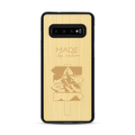 Coque de protection en bois véritable fabriquée en France pour  sur le thème de la nature et des arbres avec une gravure représentant une pomme de pin et la phrase "made by nature"