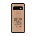 Coque de protection en bois véritable fabriquée en France pour  sur le thème de la nature et des arbres avec une gravure représentant une pomme de pin et la phrase "made by nature"