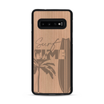 Coque de protection en bois véritable fabriquée en France pour  sur le thème chill avec un motif représentant une silouhette tenant une planche de surf sur une plage entouré de palmiers et les mots "Surf Time Long Beach Miami"