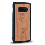 Coque de protection en bois véritable fabriquée en France pour Samsung S10E sur le thème de la fête des mères avec un motif représentant une fleur dont la tige forme le mot "love"