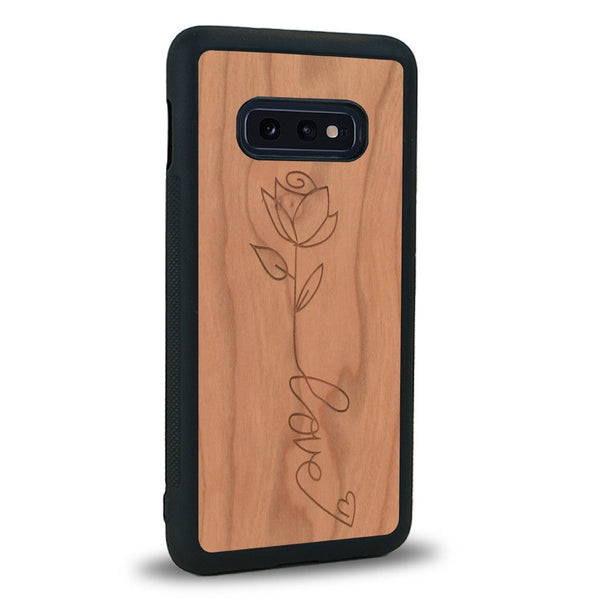 Coque de protection en bois véritable fabriquée en France pour Samsung S10E sur le thème de la fête des mères avec un motif représentant une fleur dont la tige forme le mot "love"