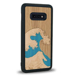 Coque de protection en bois véritable fabriquée en France pour Samsung S10E alliant plusieurs essences de bois pour représenter la célèbre grande vague de Kanagawa