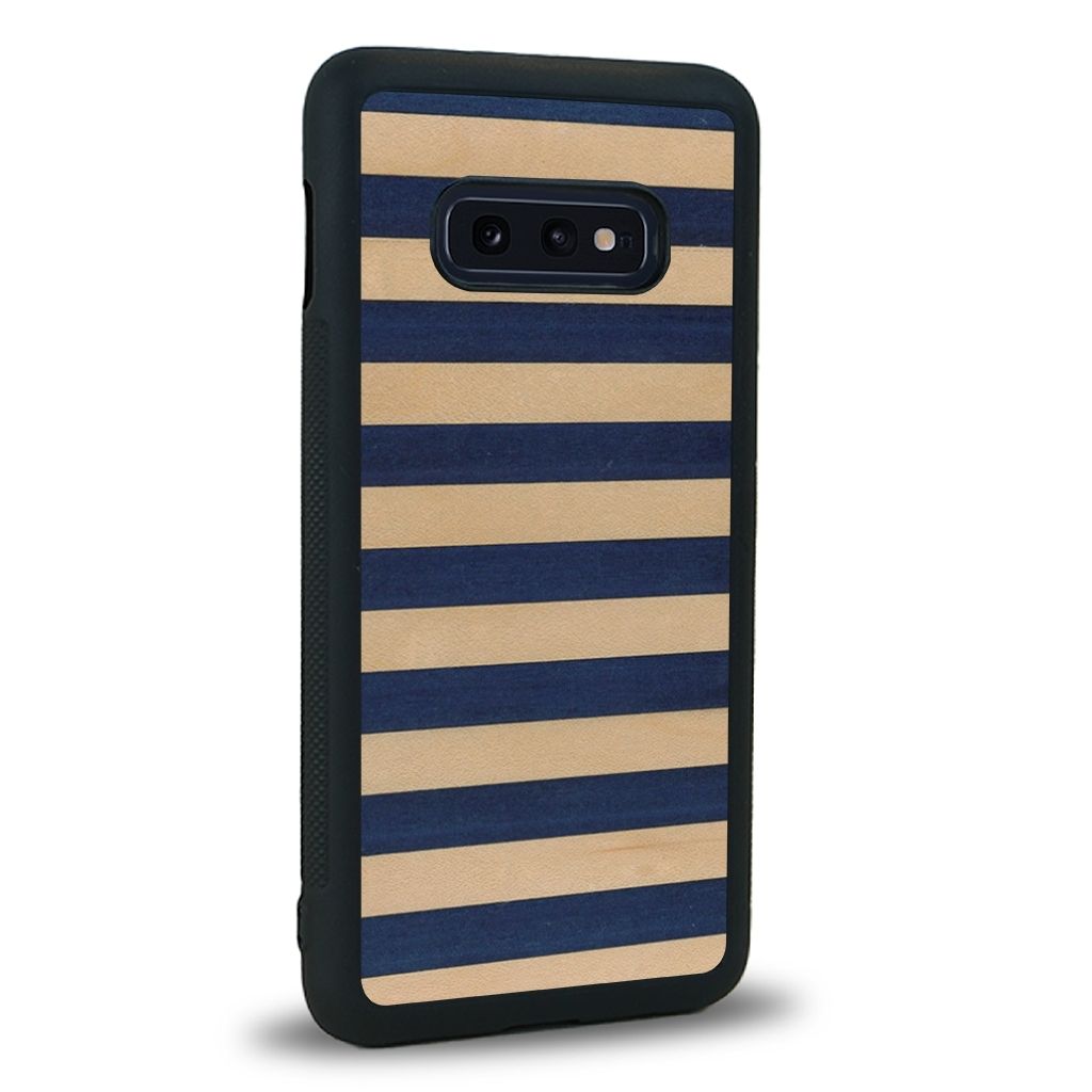 Coque de protection en bois véritable fabriquée en France pour Samsung S10E alliant plusieurs essences de bois pour représenter une marinière