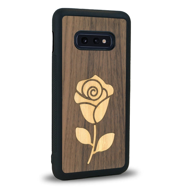 Coque de protection en bois véritable fabriquée en France pour Samsung S10E alliant plusieurs essences de bois pour représenter une rose