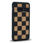 Coque de protection en bois véritable fabriquée en France pour Samsung S10E alliant plusieurs essences de bois pour représenter un damier