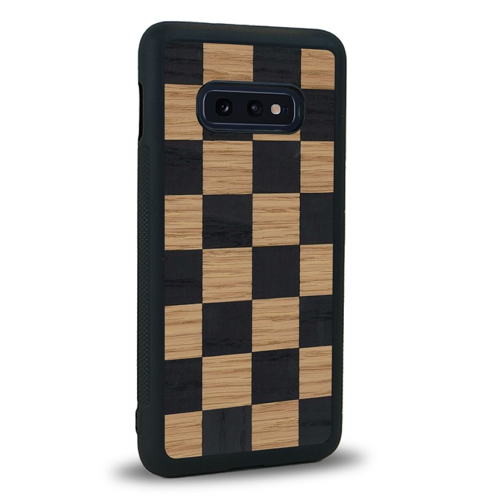 Coque de protection en bois véritable fabriquée en France pour Samsung S10E alliant plusieurs essences de bois pour représenter un damier