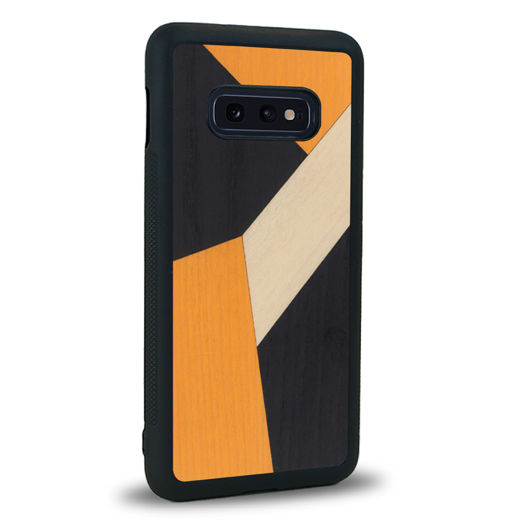 Coque de protection en bois véritable fabriquée en France pour Samsung S10E alliant du bambou, du tulipier orange et noir en forme de mosaïque minimaliste sur le thème de l'art abstrait