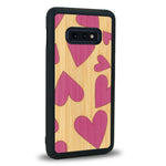 Coque de protection en bois véritable fabriquée en France pour Samsung S10E alliant plusieurs essences de bois pour représenter des coeurs pour les amoureux