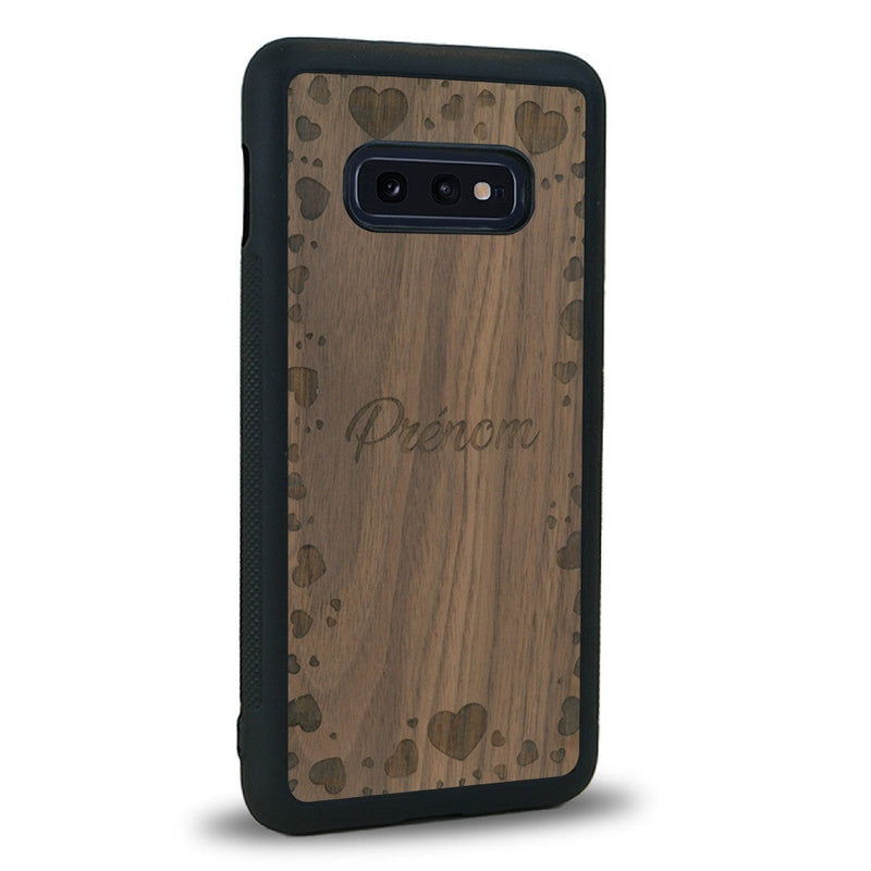 Coque de protection en bois véritable fabriquée en France pour Samsung S10E sur le thème de la fête des mères avec un motif représentant des coeurs et des feuilles