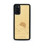 Coque de protection en bois véritable fabriquée en France pour  représentant des montagnes, sur le thème de la randonnée en pleine nature et du trail