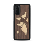 Coque de protection en bois véritable fabriquée en France pour  alliant du bambou et du noyer sur le thème du voyage et de l'aventure représentant une mappemonde