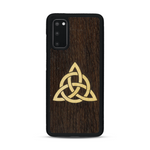 Coque de protection en bois véritable fabriquée en France pour  alliant du chêne fumé et du bambou représentant une triquetra