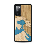 Coque de protection en bois véritable fabriquée en France pour  alliant plusieurs essences de bois pour représenter la célèbre grande vague de Kanagawa