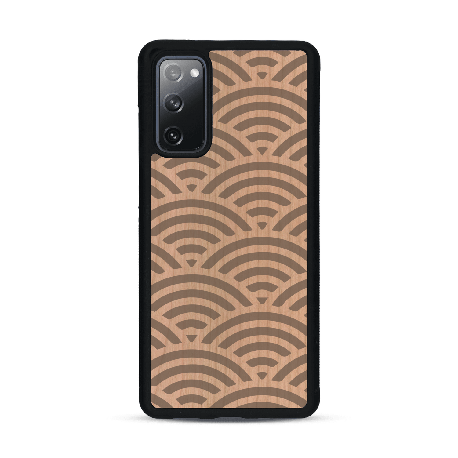 Coque de protection en bois véritable fabriquée en France pour  baptisée "La Sinjak" avec un motif de gravure abstrait représentant la répétition d'un symbole wifi