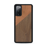 Coque de protection en bois véritable fabriquée en France pour  alliant du merisier et du noyer formant chacun un triangle avec une jointure en diagonale sur le thème de l'art abstrait
