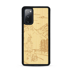Coque de protection en bois véritable fabriquée en France pour  sur le thème de la randonnée en montagne et de l'aventure avec une gravure représentant une femme de dos face à un paysage de nature