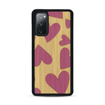 Coque de protection en bois véritable fabriquée en France pour  alliant plusieurs essences de bois pour représenter des coeurs pour les amoureux