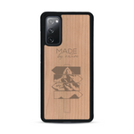 Coque de protection en bois véritable fabriquée en France pour  sur le thème de la nature et des arbres avec une gravure représentant une pomme de pin et la phrase "made by nature"