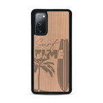 Coque de protection en bois véritable fabriquée en France pour  sur le thème chill avec un motif représentant une silouhette tenant une planche de surf sur une plage entouré de palmiers et les mots "Surf Time Long Beach Miami"