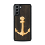 Coque de protection en bois véritable fabriquée en France pour  sur le thème nautique avec un bois clair et un bois foncé représentant une ancre de bateau
