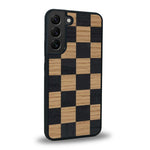 Coque de protection en bois véritable fabriquée en France pour Samsung S21 alliant plusieurs essences de bois pour représenter un damier