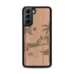 Coque de protection en bois véritable fabriquée en France pour  sur le thème des voyages en vans, vanlife et chill avec une gravure représentant un van vw combi devant le soleil couchant sur une plage avec des vagues