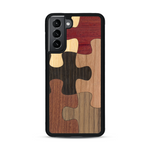 Coque de protection en bois véritable fabriquée en France pour  représentant un puzzle en six pièces qui allie du chêne fumé, du noyer, du bambou, du padouk, du merisier et de l'acajou