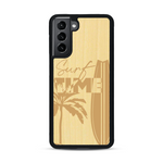 Coque de protection en bois véritable fabriquée en France pour  sur le thème chill avec un motif représentant une silouhette tenant une planche de surf sur une plage entouré de palmiers et les mots "Surf Time Long Beach Miami"