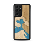 Coque de protection en bois véritable fabriquée en France pour  alliant plusieurs essences de bois pour représenter la célèbre grande vague de Kanagawa