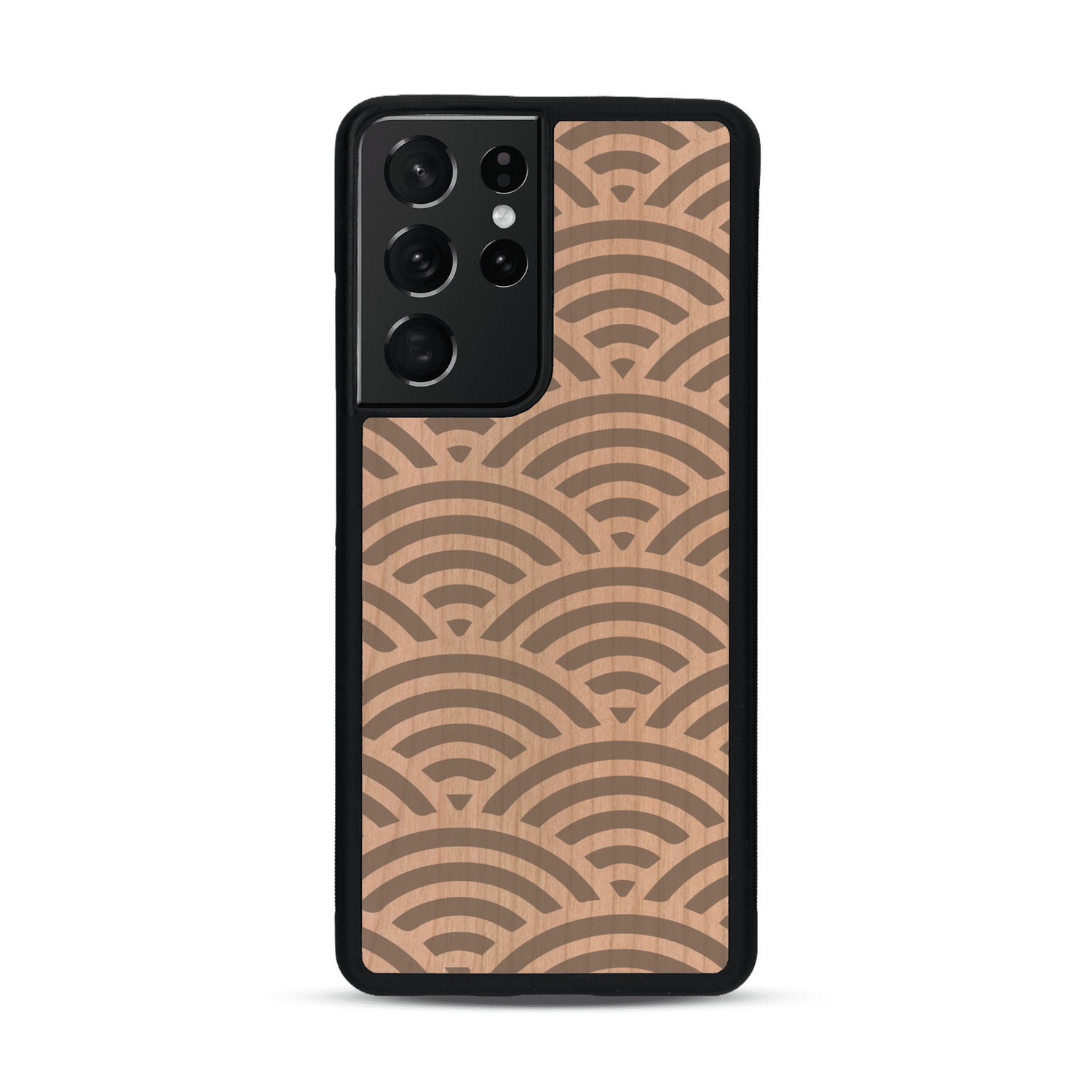 Coque de protection en bois véritable fabriquée en France pour  baptisée "La Sinjak" avec un motif de gravure abstrait représentant la répétition d'un symbole wifi