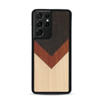 Coque de protection en bois véritable fabriquée en France pour  alliant du chêne fumé, du padouk et du bambou en forme de chevron sur le thème de l'art abstrait