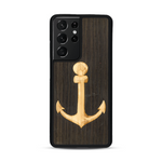 Coque de protection en bois véritable fabriquée en France pour  sur le thème nautique avec un bois clair et un bois foncé représentant une ancre de bateau