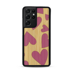 Coque de protection en bois véritable fabriquée en France pour  alliant plusieurs essences de bois pour représenter des coeurs pour les amoureux