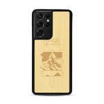 Coque de protection en bois véritable fabriquée en France pour  sur le thème de la nature et des arbres avec une gravure représentant une pomme de pin et la phrase "made by nature"