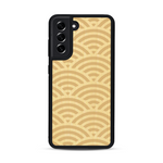 Coque de protection en bois véritable fabriquée en France pour  baptisée "La Sinjak" avec un motif de gravure abstrait représentant la répétition d'un symbole wifi